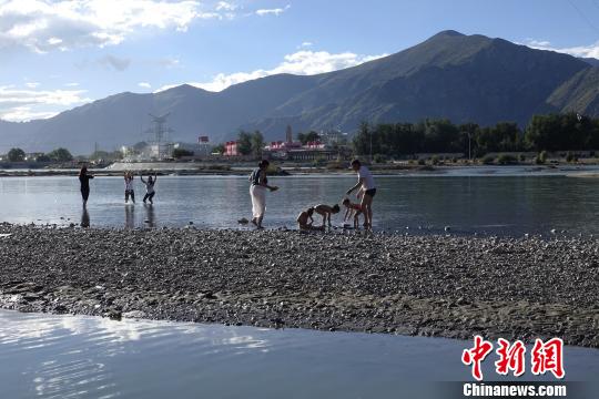 9月9日至15日，西藏民众迎来一年一度的“沐浴节”。　孙翔 摄