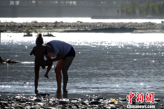 沐浴节每年藏历七月举行，为期7天，这项习俗已经延续了800多年。　孙翔 摄